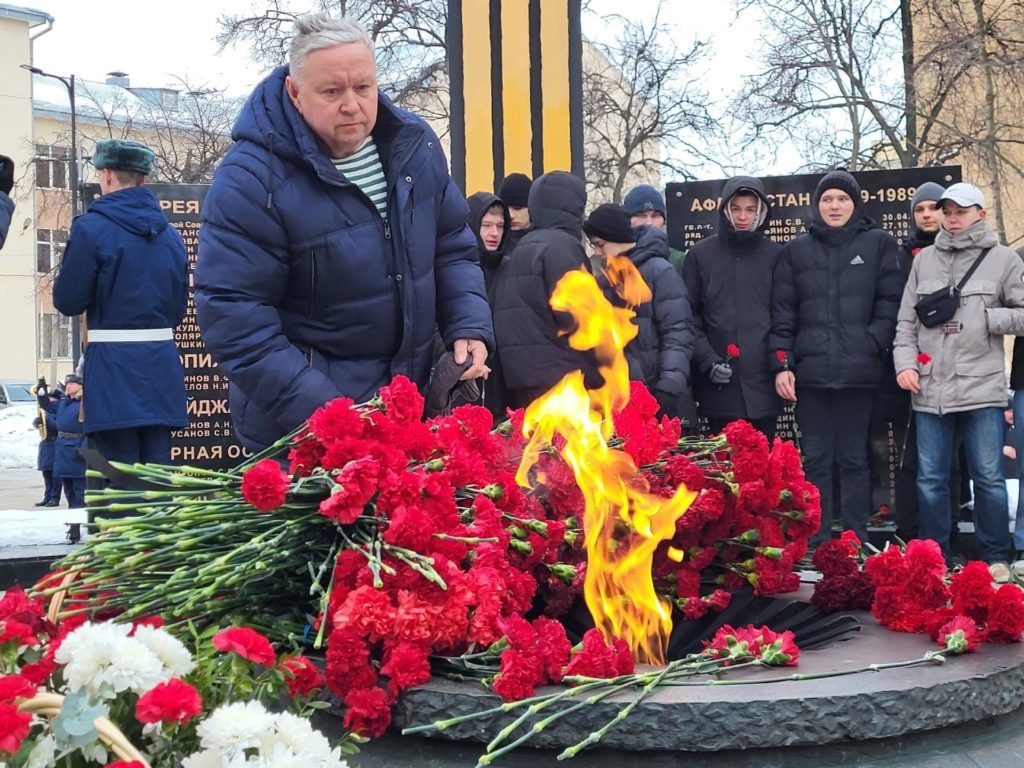 Возложение цветов к памятнику погибшим в локальных войнах